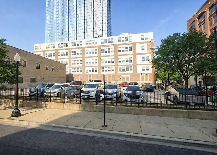 Convenient Cozy 2br Loft With Optional Parking For 8 Guests Near Mccormick Place, Soldier Field And Lakefront Trail